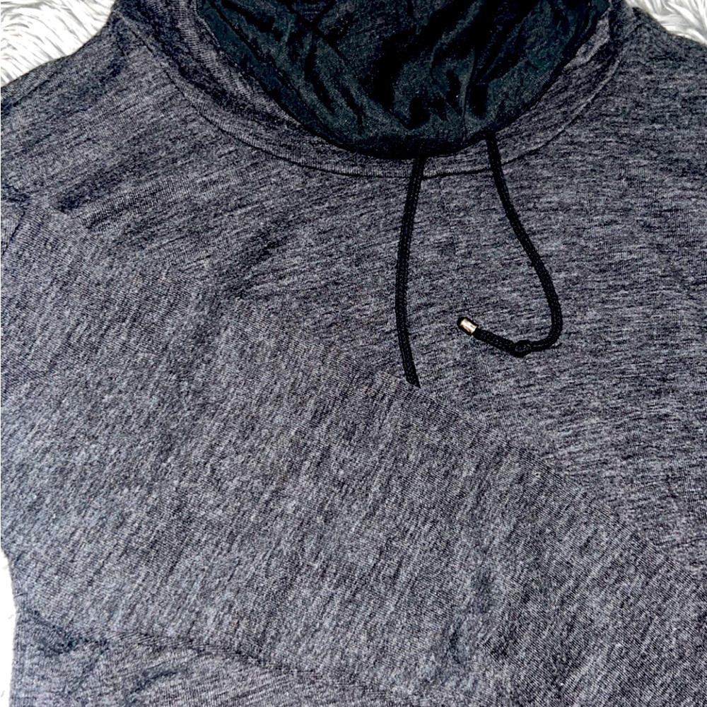 Women’s Vera Wang pull over :)